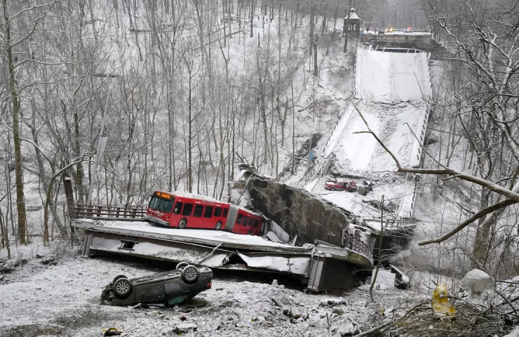A steel bridge collapsed in Pittsburgh, miraculously no one died