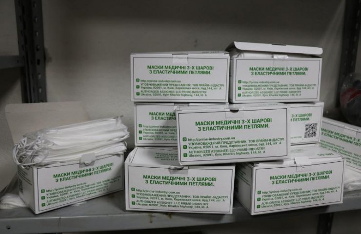 On the Dnieper metallurgical plant workers began to issue protective medical mask