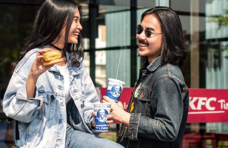 KFC Индонезия выпустила стальную соломку для напитков