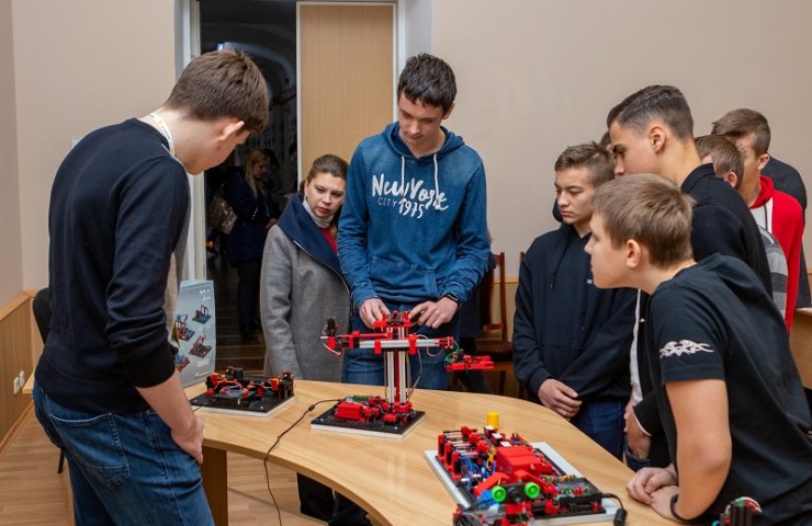 В Днепре стартовал третий сезон образовательной программы Interpipe Mechatronic Lab