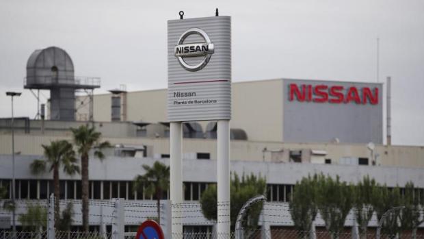 Сотрудники завода Nissan в Барселоне зажгли поминальные свечи по своим рабочим местам (Видео)