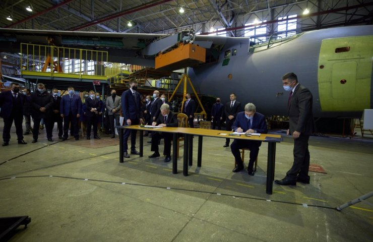 Владимир Зеленский пообещал «Антонову» госзаказ на три самолета Ан-178