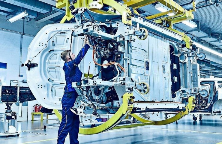 Дефицит чипов на пике: автопроизводители останавливают свои конвейеры