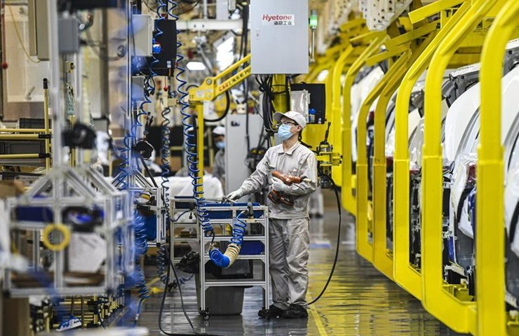 Китайские потребители резко сократили покупки новых авто на фоне роста продаж электромобилей