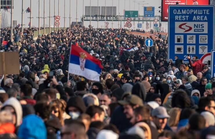 Тысячи людей протестуют против литиевого проекта Rio Tinto в Сербии