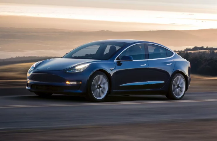 Tesla соперничает с Volkswagen и BYD в создании эффективных технологий