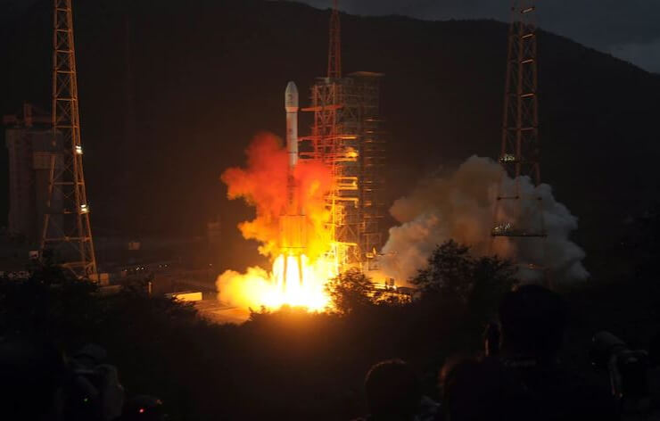 Ступень ракеты SpaceX Илона Маска не врежется в Луну, как сообщалось ранее