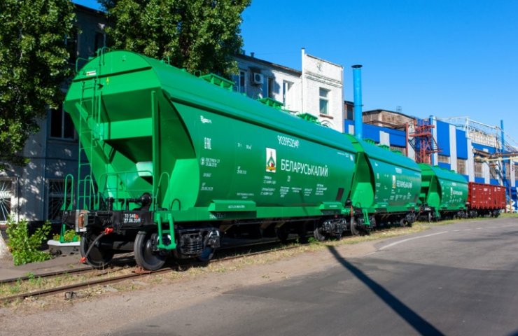 Крюківський вагонобудівний завод відправив білоруському замовникові півторатисячний мінераловоз