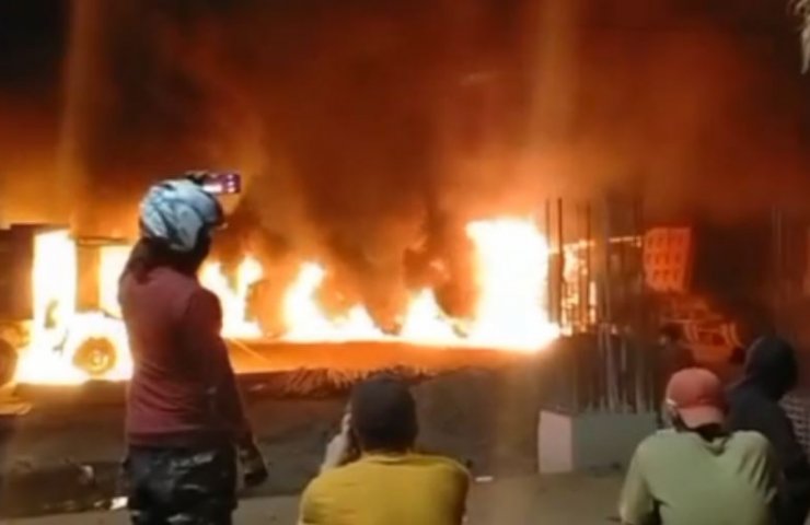 Протестуючі в Індонезії спалили завод, від керівництва якого вимагали підвищення зарплат
