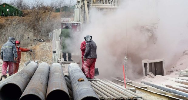Одинадцять гірників все ще чекають порятунку з будинку, що вибухнув золотого рудника в Китаї