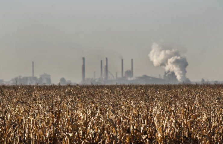 Трьох співробітників заводу ArcelorMittal в ПАР завалило обрушилася 90-метрової димарем