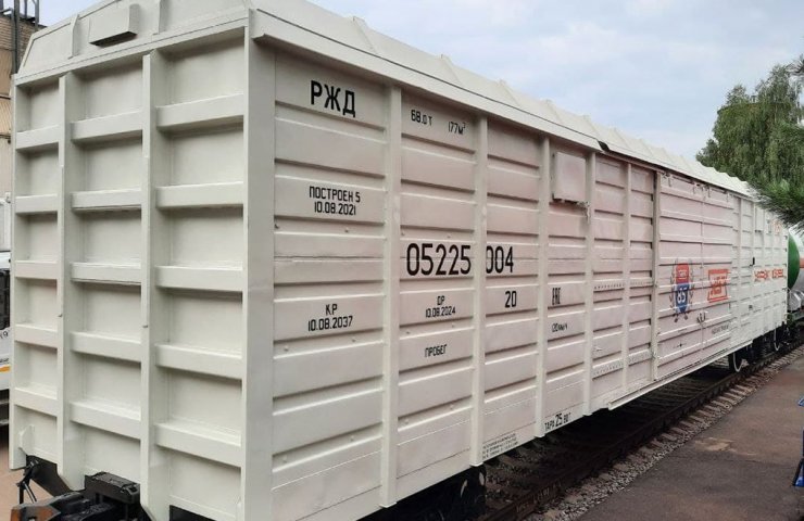 Уралвагонзавод почав випускати критий вагон з розсувними дверима