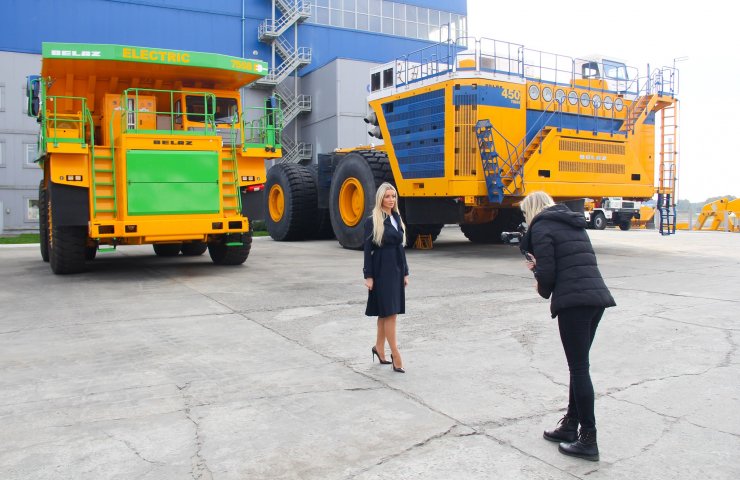 Марина Меньшакова зняла відео до конкурсу «Місіс Всесвіт-2021» на тлі самоскидів БЕЛАЗ