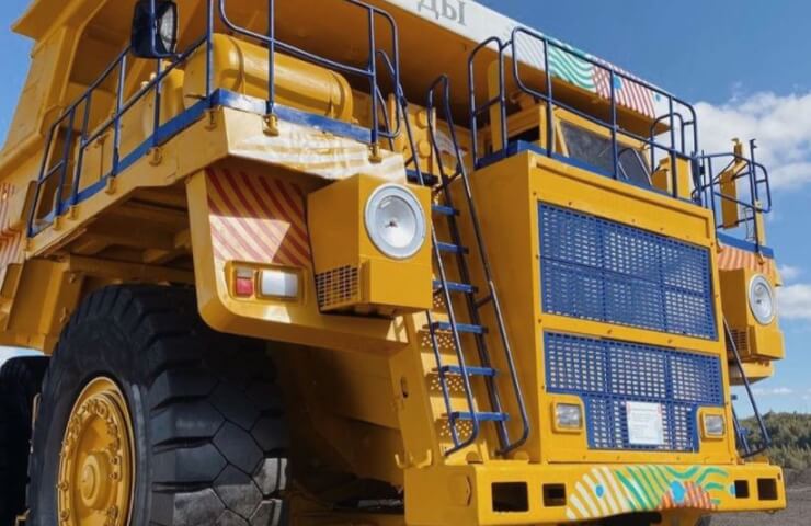 Білоруський автозавод зіштовхнувся із проблемами на литовській митниці через санкції Євросоюзу