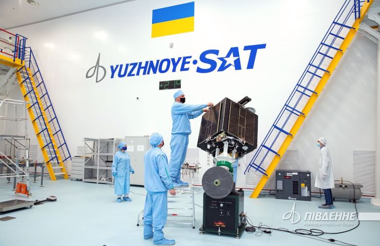 Український супутник СІЧ-2-30 вирушив на космодром у США на борту Turkish Airlines