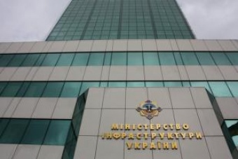 Міністерство інфраструктури України: Постанова КМУ № 215 від 16.03.2020 не забороняє регулярні спеціальні пасажирські перевезення працівників підприємств заводськими транспортними засобами.