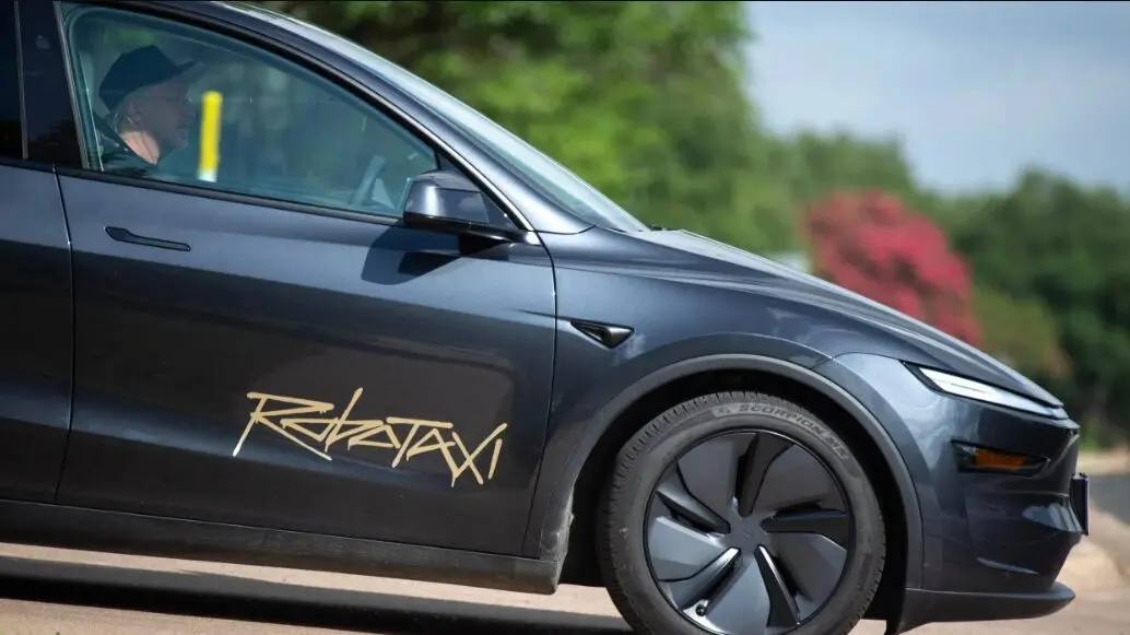 Tesla нарешті запускає поїздки на роботаксі без моніторів безпеки